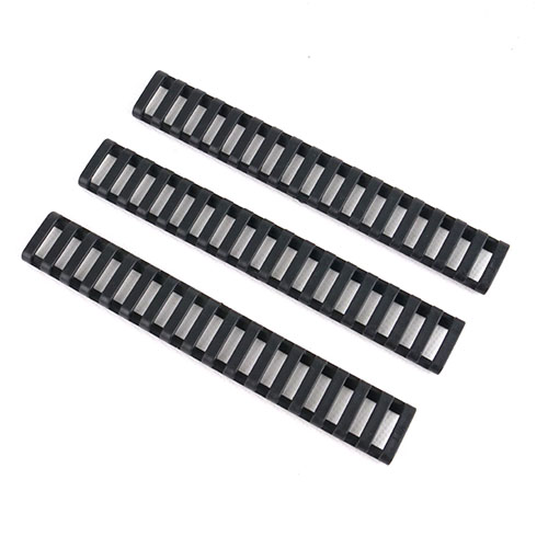 Ladder Picatinny Rail Cover 18-SLOT ger ett smidigt och lågt profilskydd för 1913 Picatinny rails, med tre justerbara paneler för perfekt passform.